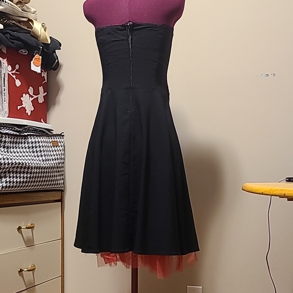 Elegant Black Strapless Dress with Red Flower Accent - Picture 3 of 4